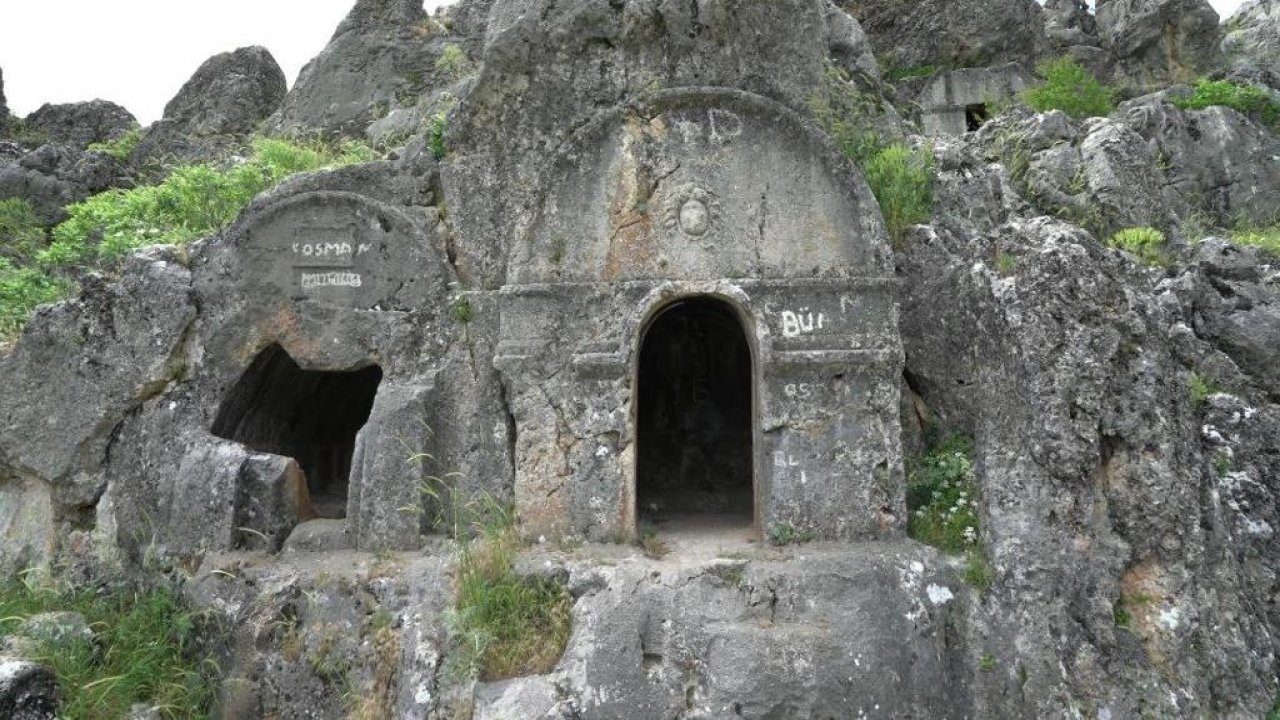 Kahramanmaraş’taki kaya mezarları gizemini koruyor!
