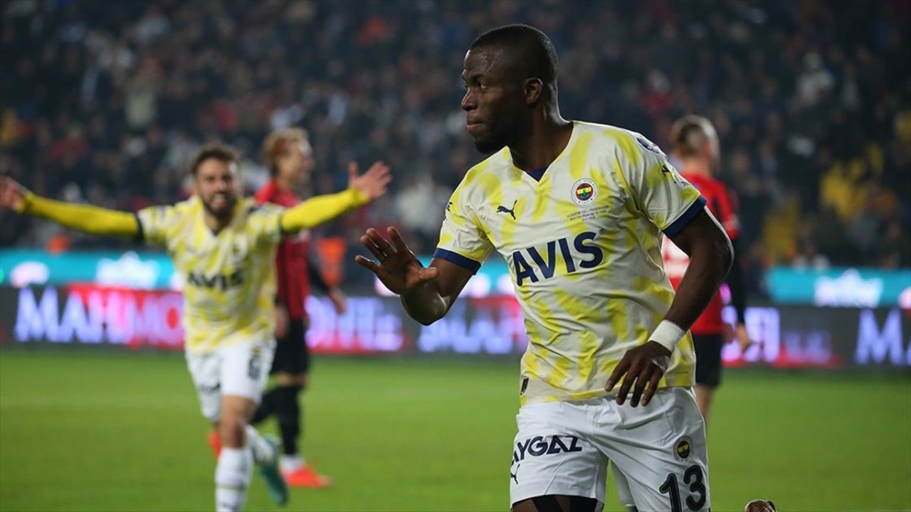 Fenerbahçe deplasmanda Gaziantep FK'yi 2 golle geçti