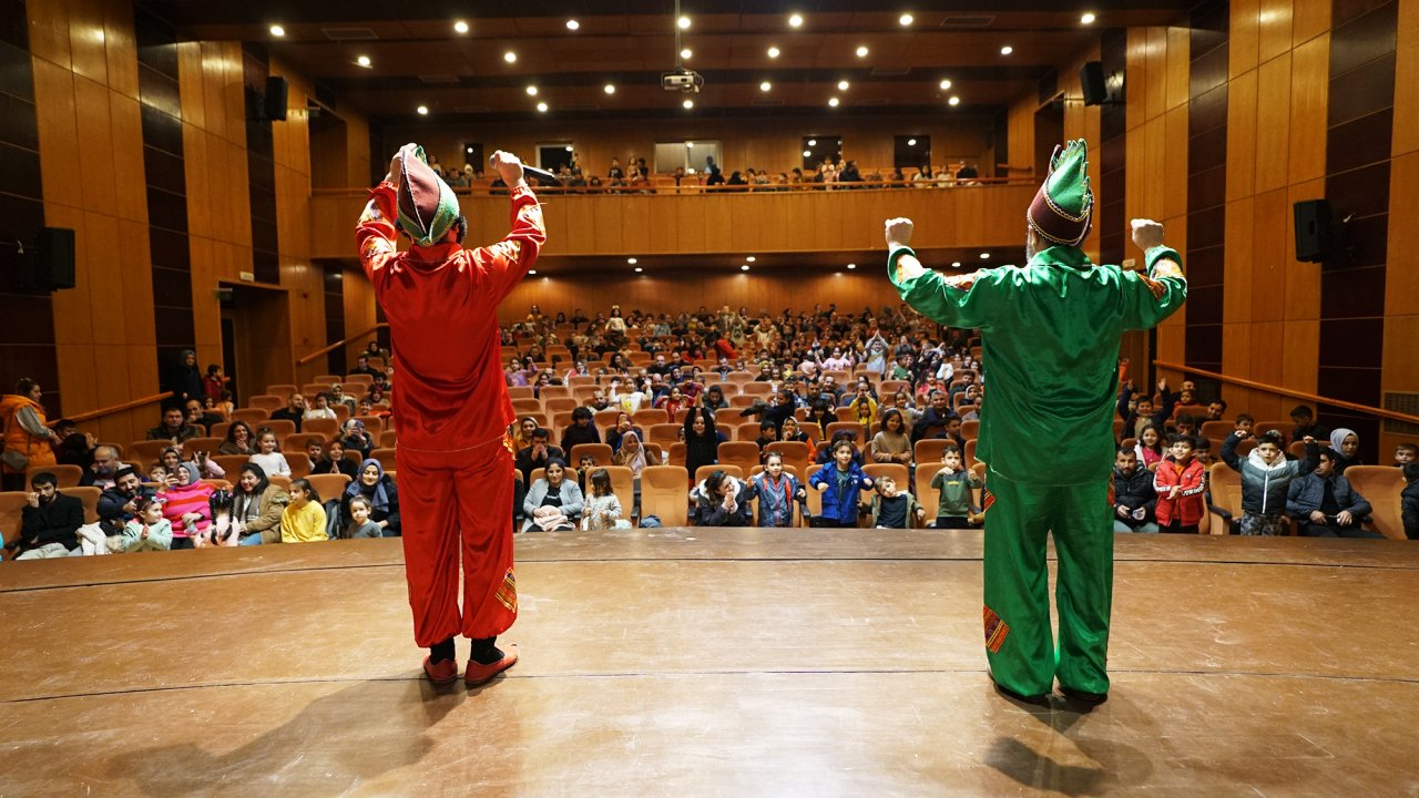 Kahramanmaraş’ta Karagöz ve Hacivat Hem Eğlendirdi Hem Öğretti