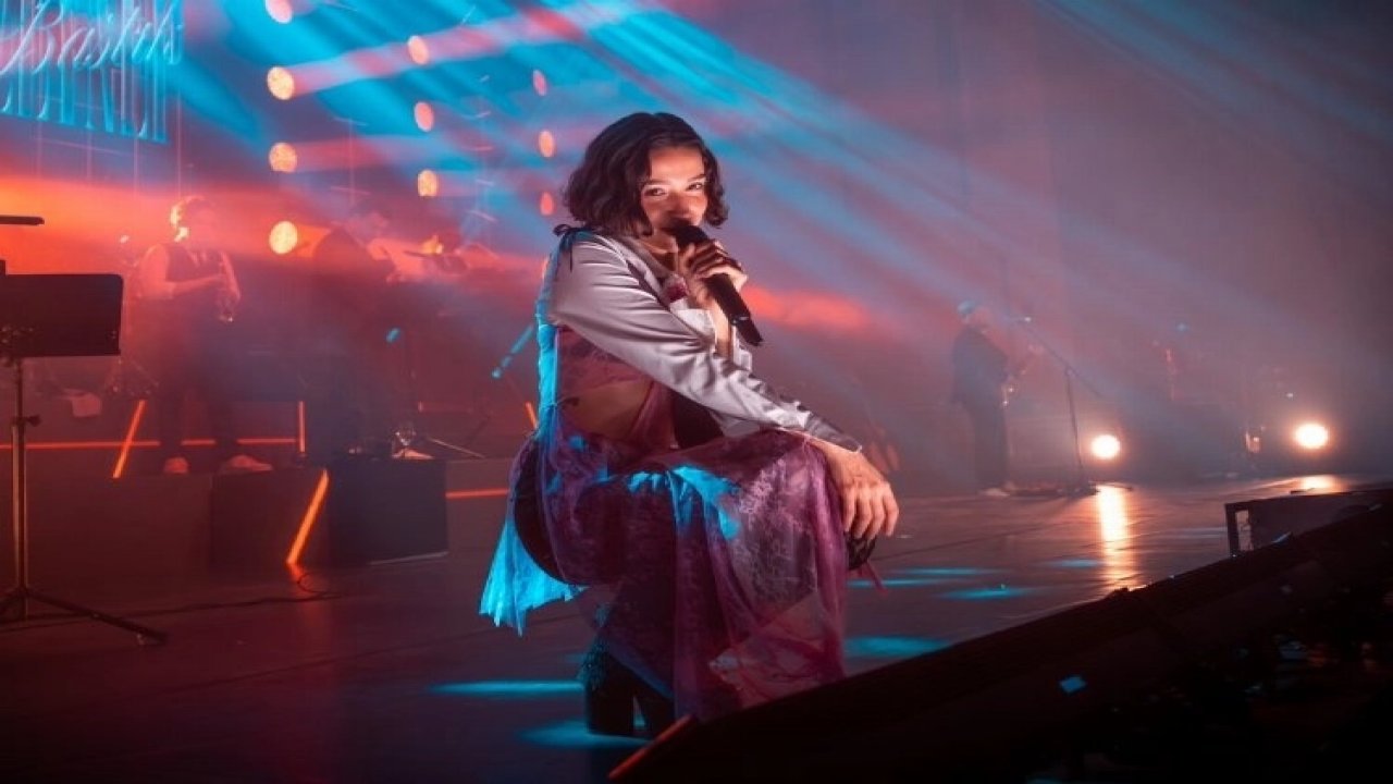 Zeynep Bastık iyileşti ve soluğu sahnede aldı!