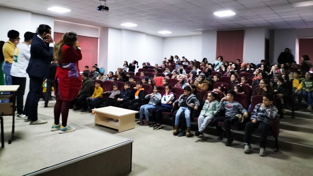 Sahne Maraş Ekinözü’nde Minikler İçin Sahne Aldı
