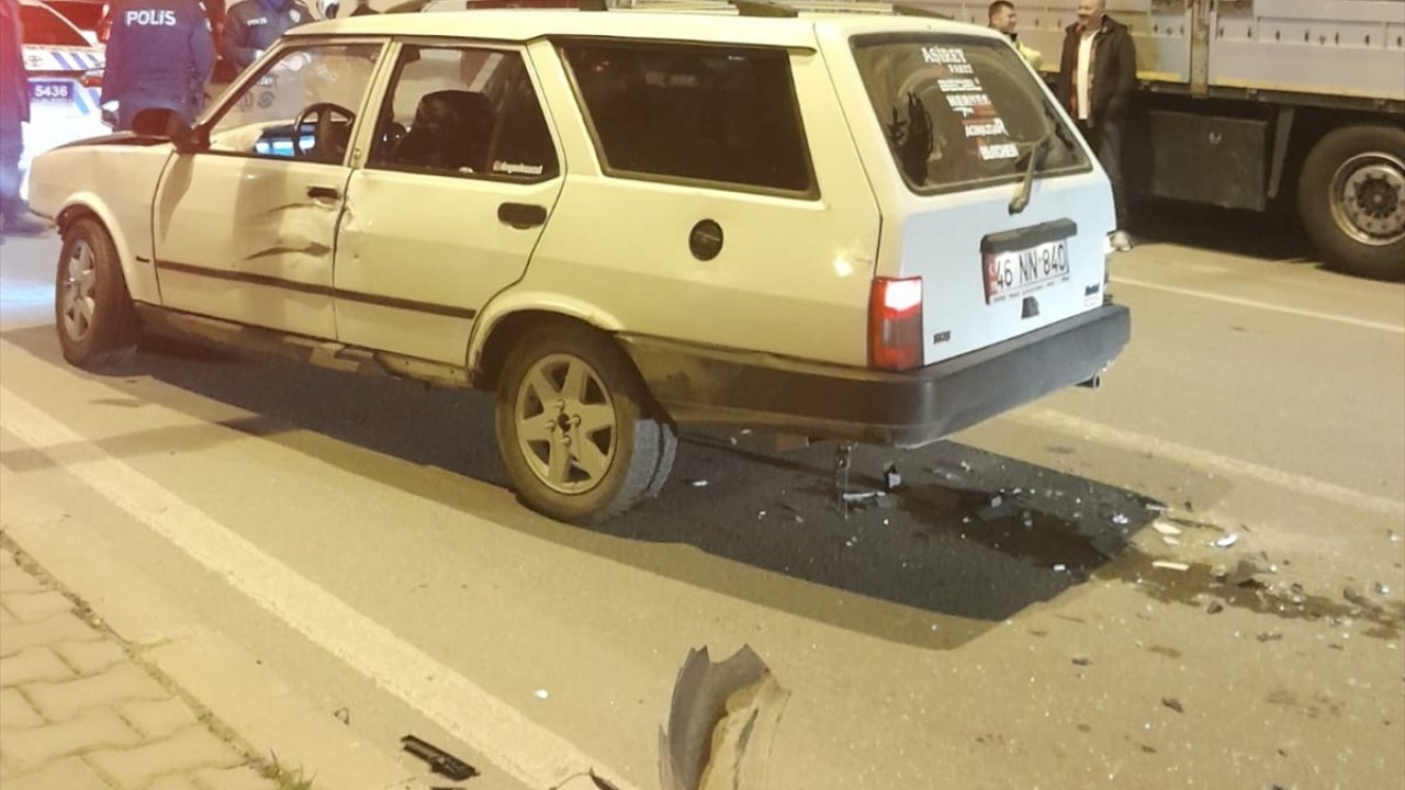 Kahramanmaraş’ta ehliyetsiz sürücü 2 polis otosuna bir kamyonete çarptı!