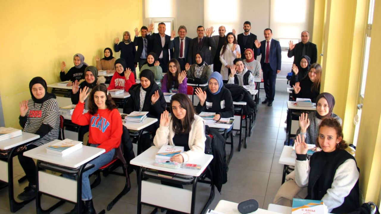 Kahramanmaraş’ta Sınava hazırlanan öğrencilere kaynak kitaplar dağıtıldı!