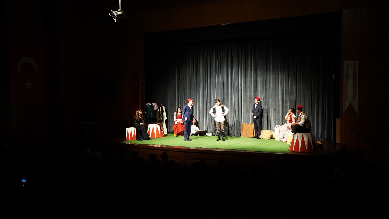 Kahramanmaraş’ta  ‘Sersem Kocanın Kurnaz Karısı’ oyununa yoğun ilgi!