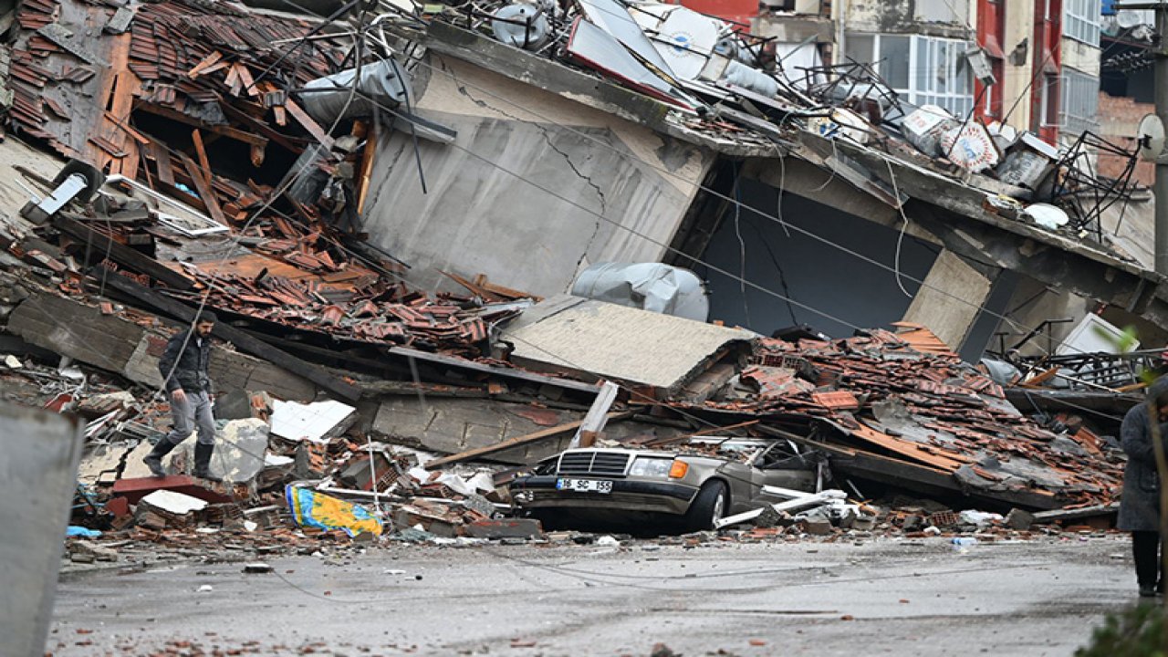 Hatay'da 7 yaşındaki çocuk depremin 136. saatinde enkazdan kurtarıldı
