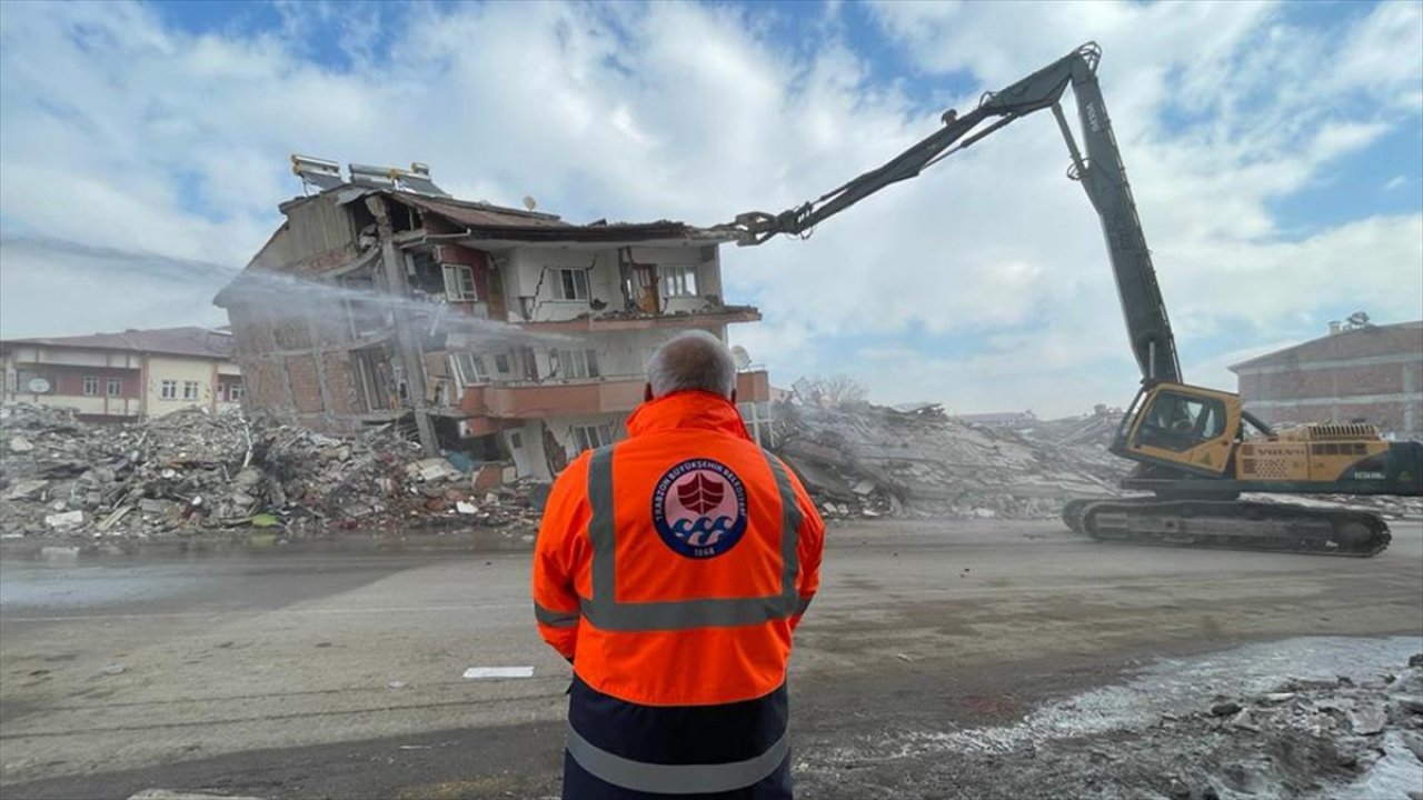 Elbistan'da depremlerde ağır hasar gören binaların yıkımına başlandı