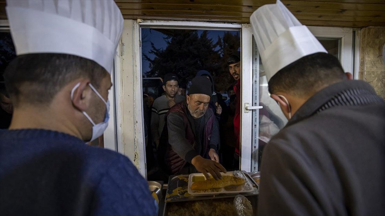Cumhurbaşkanlığının aşçılar, depremzedeler için yemek pişiriyor