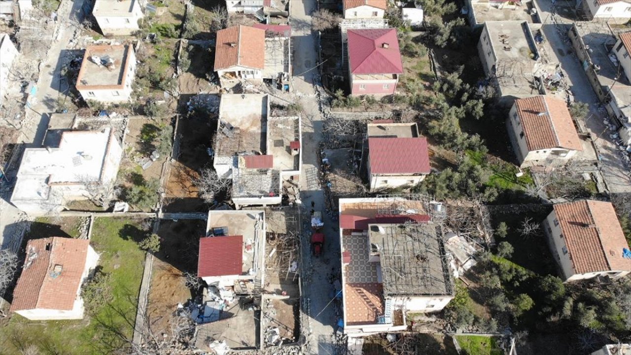 Depremde evler 2 metre kaydı!