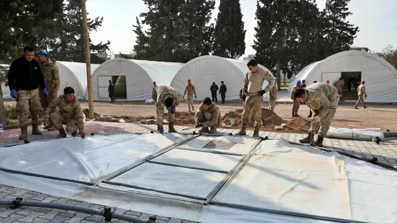 Kahramanmaraş'ta yıkılan toptancılar sitesi Mehmetçiğin kurduğu çadırlarda hizmet verecek!