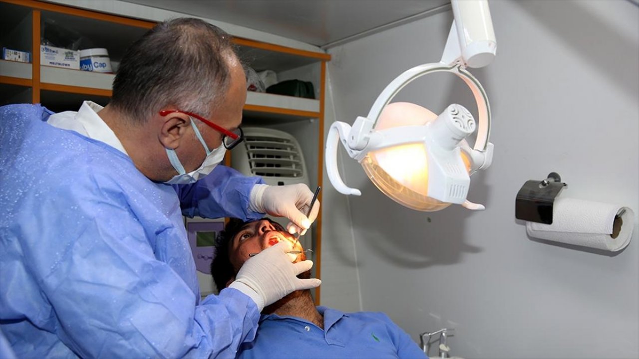Gönüllü diş hekimleri Kahramanmaraş'ta mobil hizmet sunuyor!