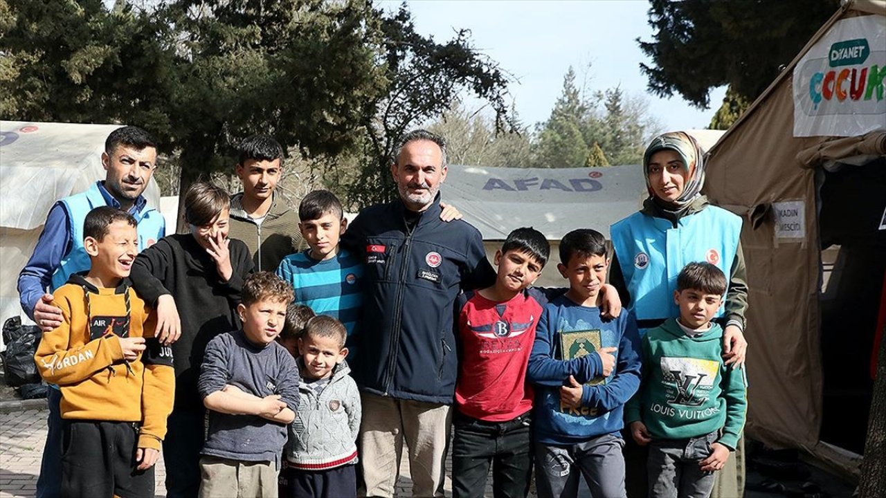 Diyanet personeli Kahramanmaraş'taki depremzedeleri yalnız bırakmıyor