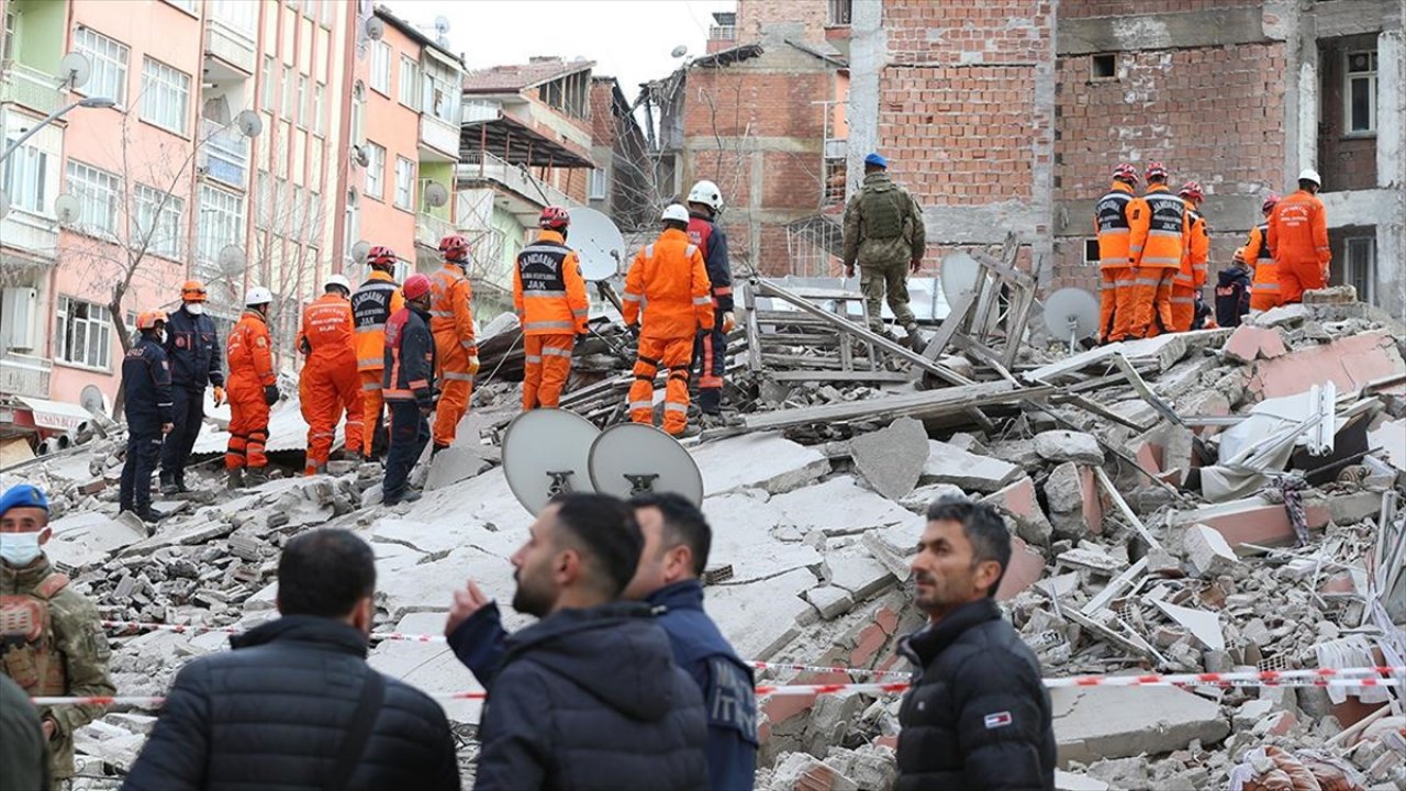 Malatya'daki depremlerde hasar alan 5 katlı bina yıkıldı!