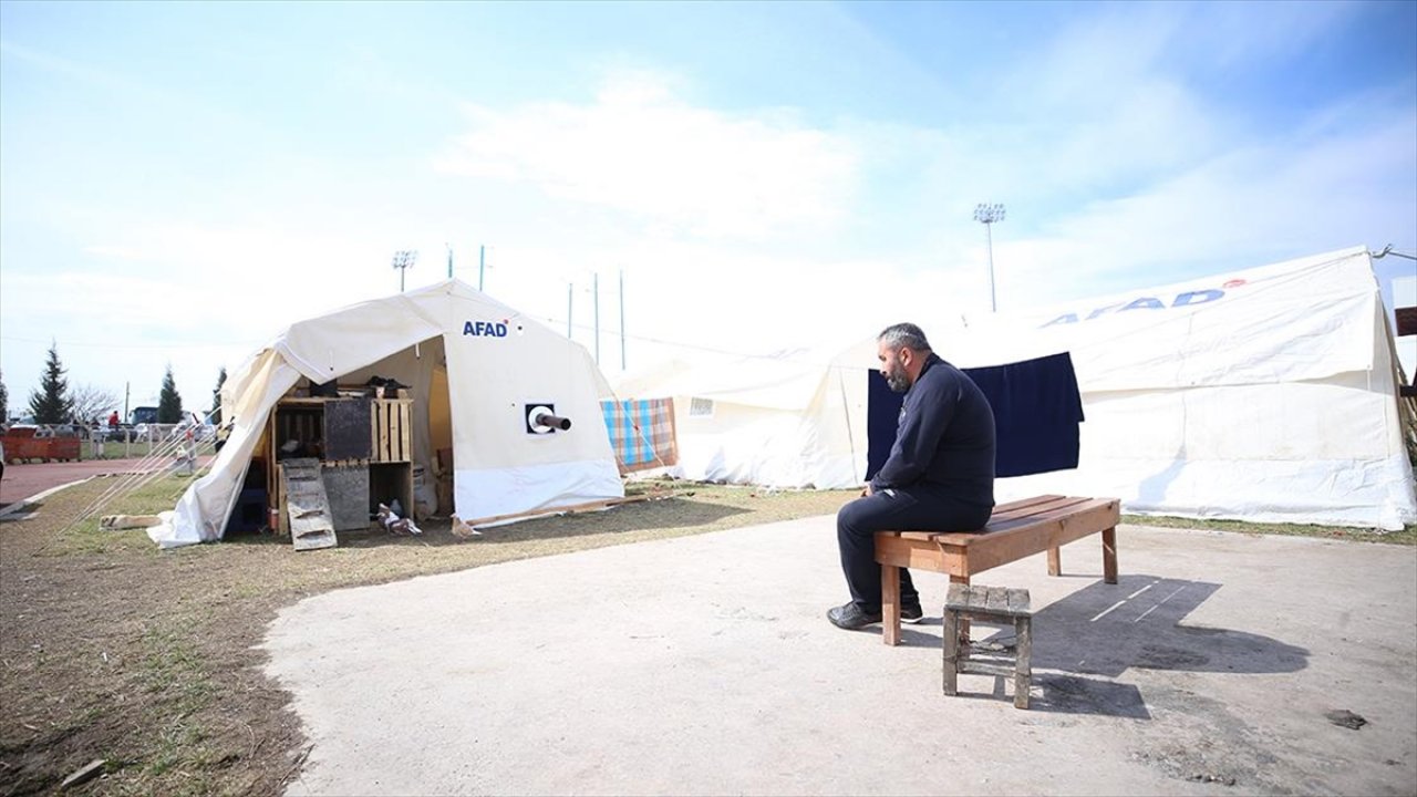 Kahramanmaraşlı depremzede çadırında ailesi ve güvercinleriyle yaşıyor