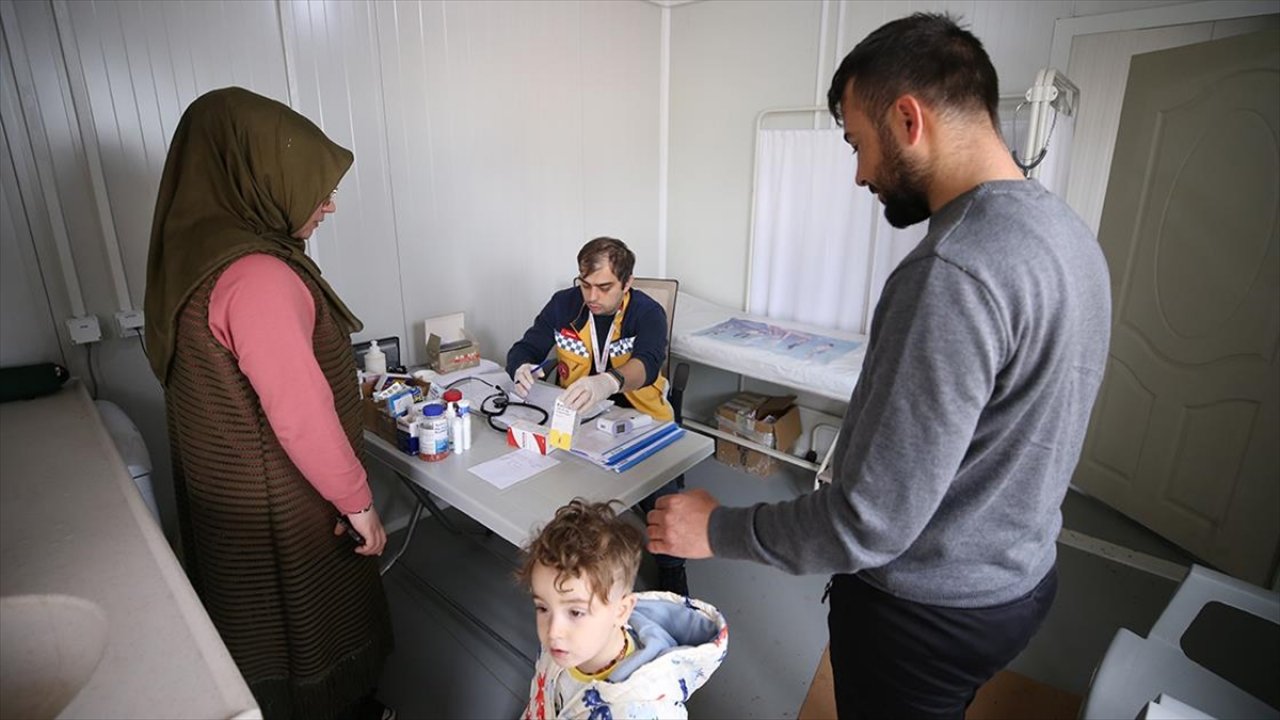 Konteyner kentlerin sağlık çalışanları afetzedelere 24 saat hizmet veriyor!