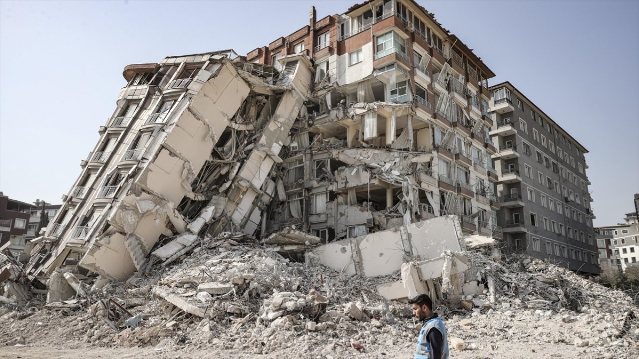 Kahramanmaraş merkezli depremlerde yıkılan binalarla ilgili tutuklananların sayısı 298'e yükseldi!
