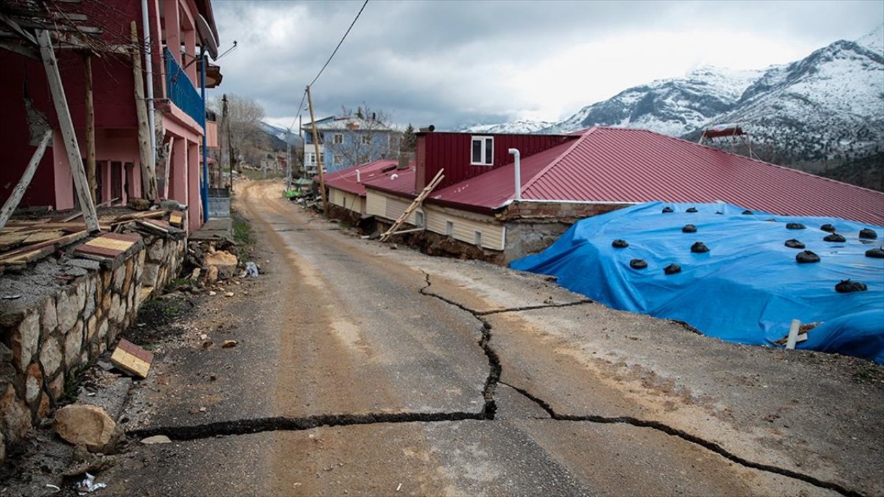 Depremler Nurhak'ta yüzey kırıkları ve çökmelere neden oldu!