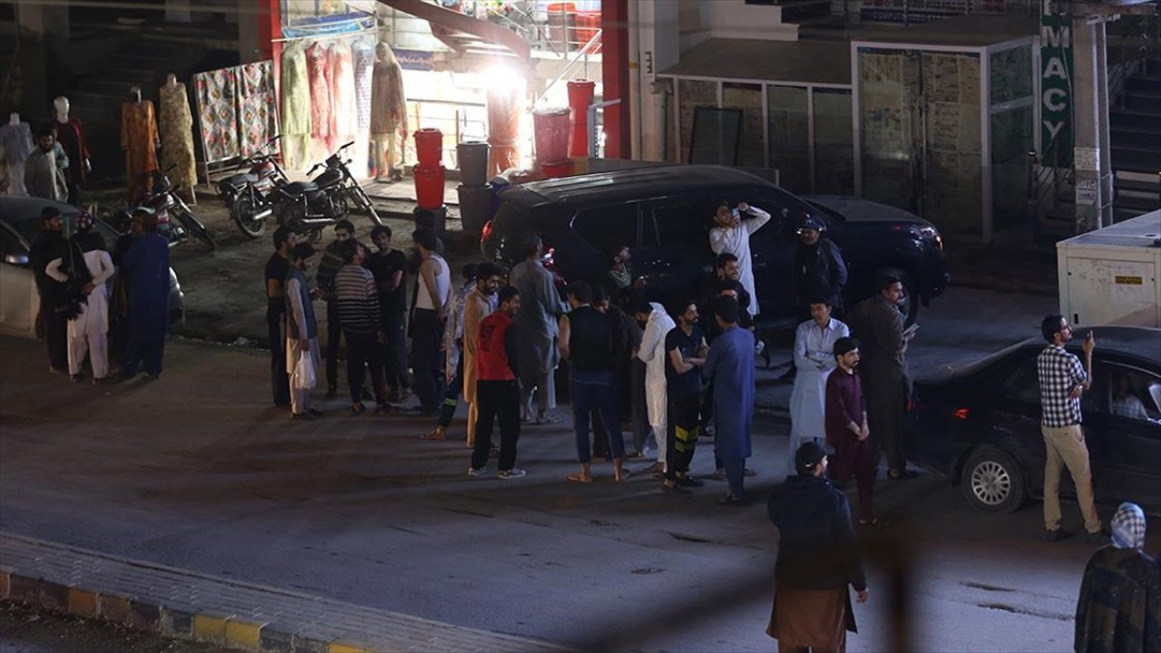 Afganistan'da 6,5 büyüklüğünde deprem!