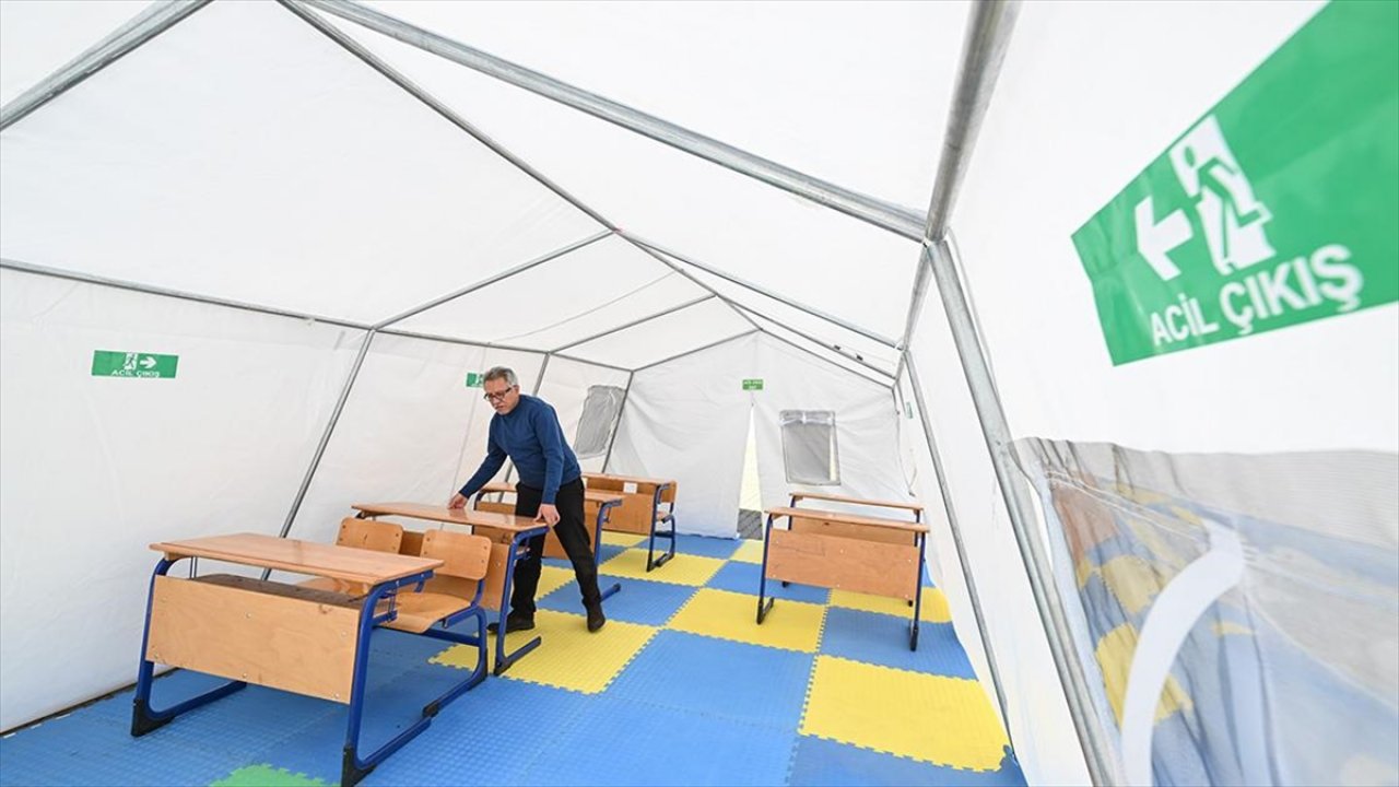 Depremzede öğrenciler sınavlara "çadır kampüsü"nde hazırlanacak!