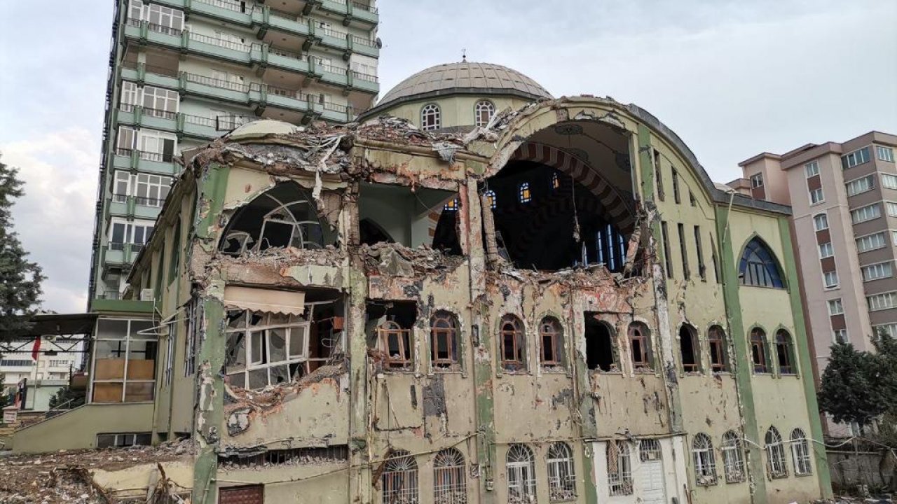 Kahramanmaraş’ta depremde hasar alan minareler yıkılıyor!