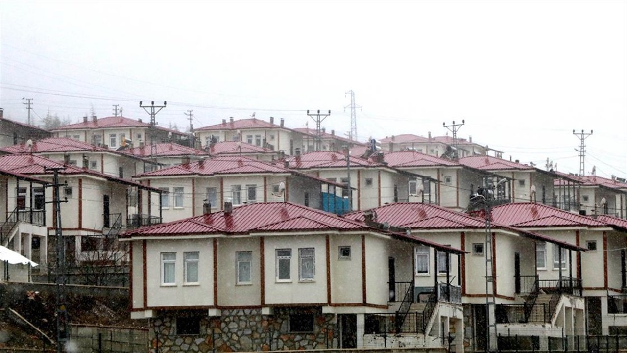 Kahramanmaraş'ta arazileri baraj altında kalan vatandaşlar için yapılan evler depremde zarar görmedi!