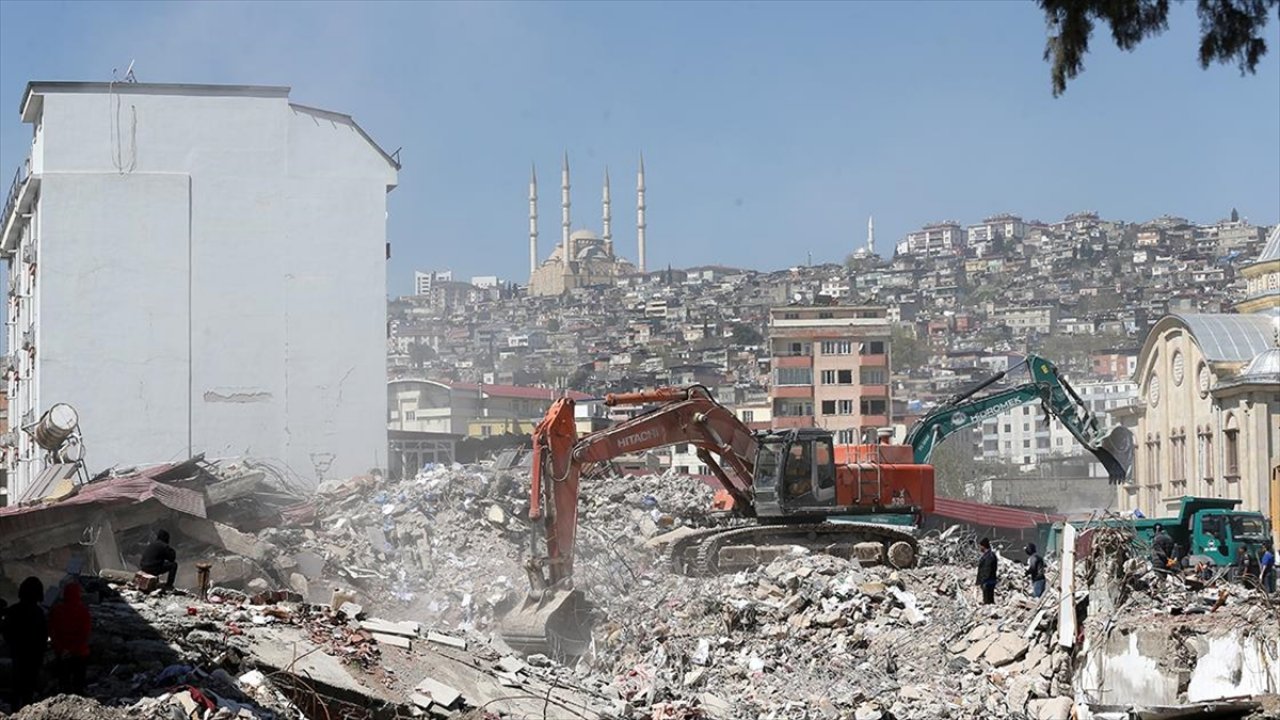 Kahramanmaraş'ta bina yıkım ve enkaz kaldırma çalışmaları 18 mahallede devam ediyor!