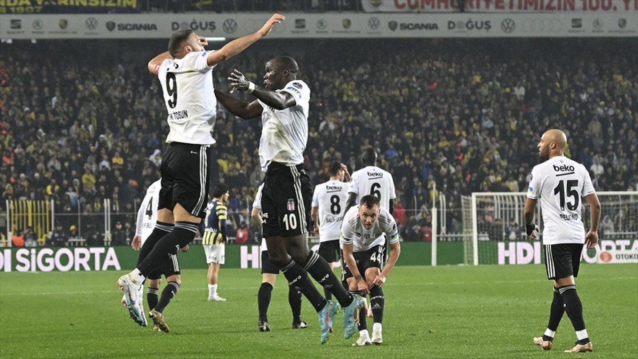 Fenerbahçe 1-0 öne geçtiği derbide, Beşiktaş'a 4-2 yenildi!