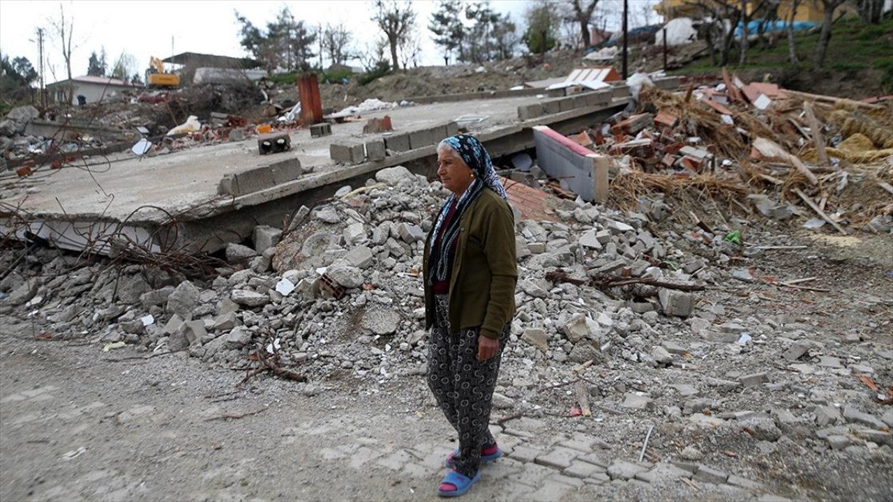 Depremde eşini kaybeden kadın yaşadıklarını anlattı!