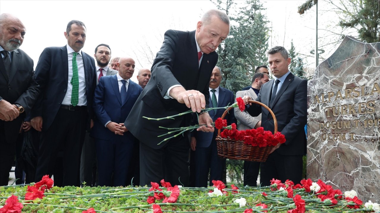 Cumhurbaşkanı Erdoğan, Alparslan Türkeş'in kabrini ziyaret etti!