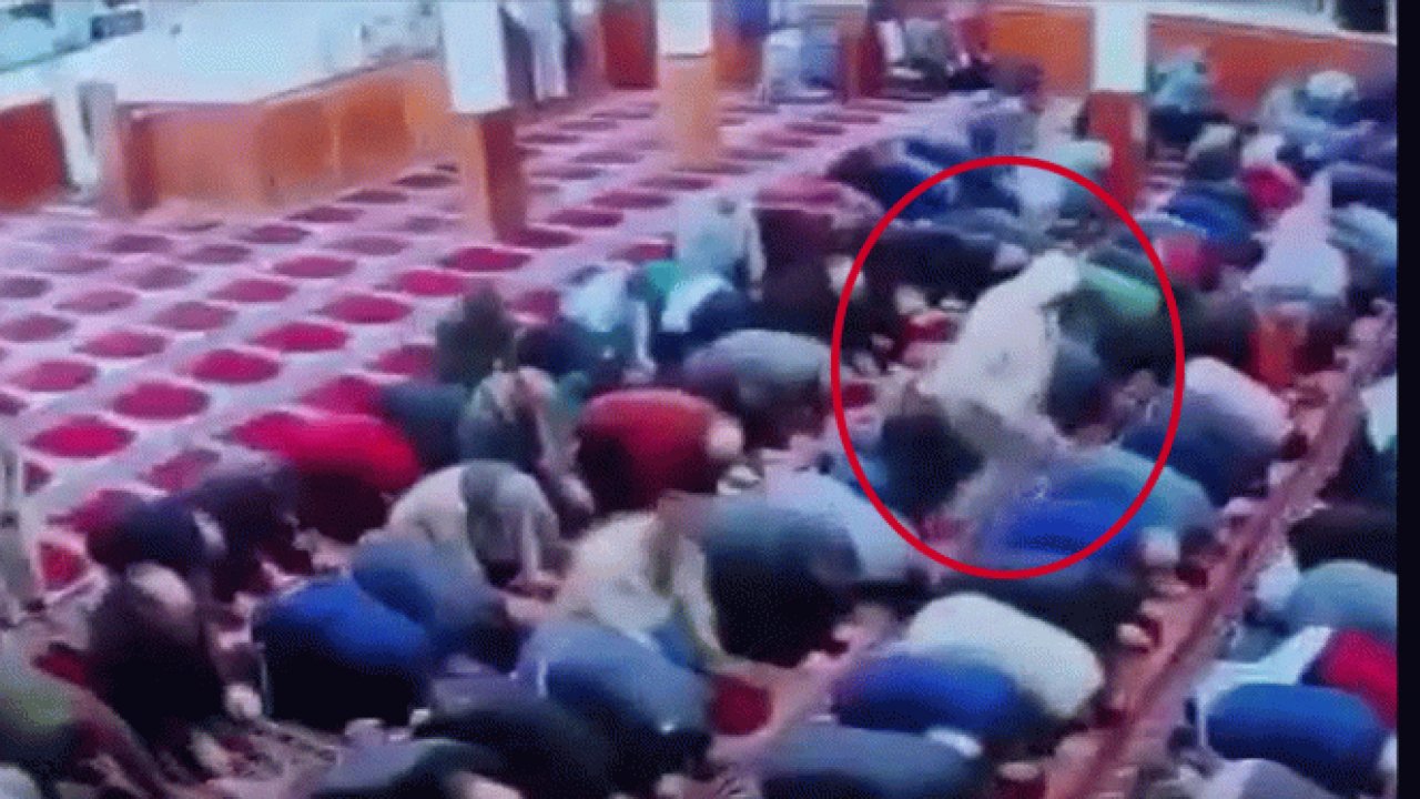 Cemaatin üzerinden atlayıp bıçağı imama sapladı!