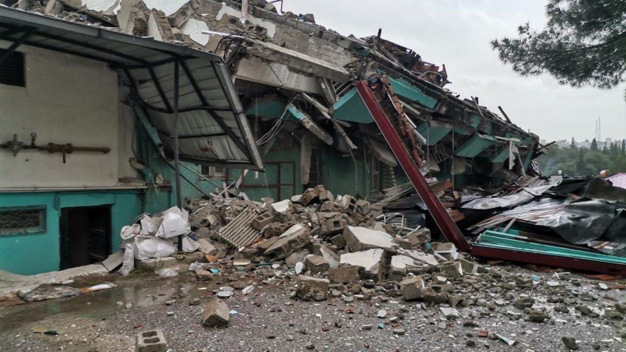 Kahramanmaraş’ta hasarlı bina çöktü!