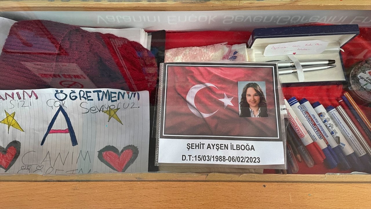 Kahramanmaraş’ta depremde vefat eden öğretmenlerin eşyaları okullarında sergileniyor!