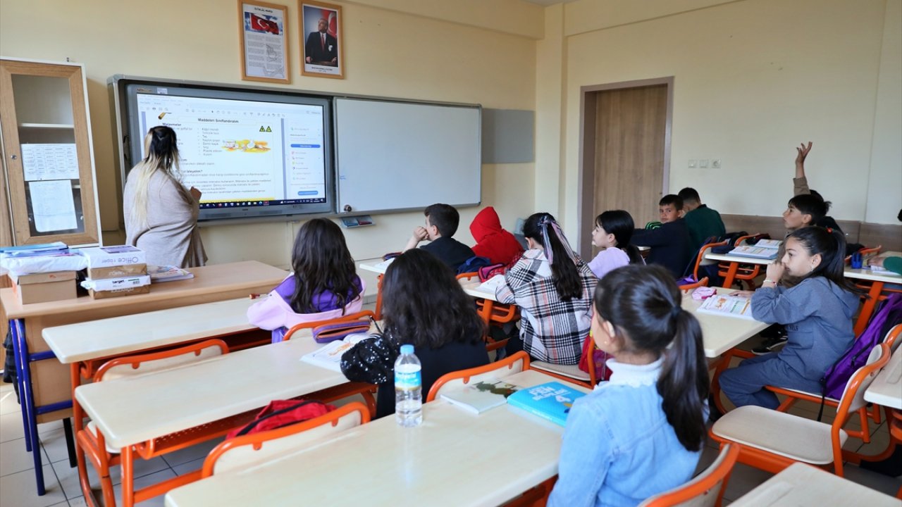 Kahramanmaraş'ta depremler sonrası ilk ders zili çaldı!