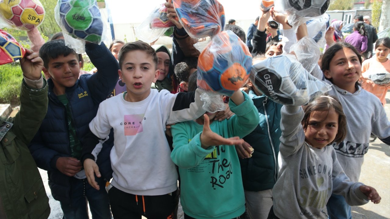 Kahramanmaraş’ta çocukların yüzü hediyelerle gülüyor!