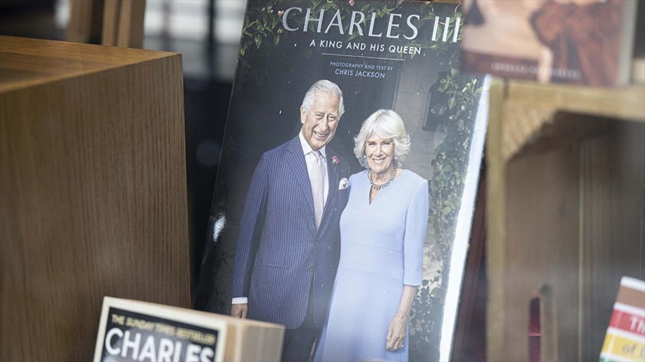 İngiltere'de sokaklar ve hediyelik eşya mağazalarında "taç giyme" hareketliliği