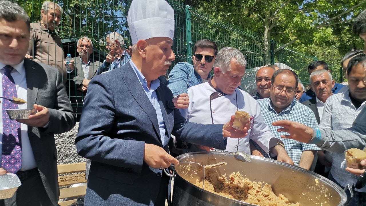 Bakan Kirişçi Kahramanmaraş’ta helva dağıttı!