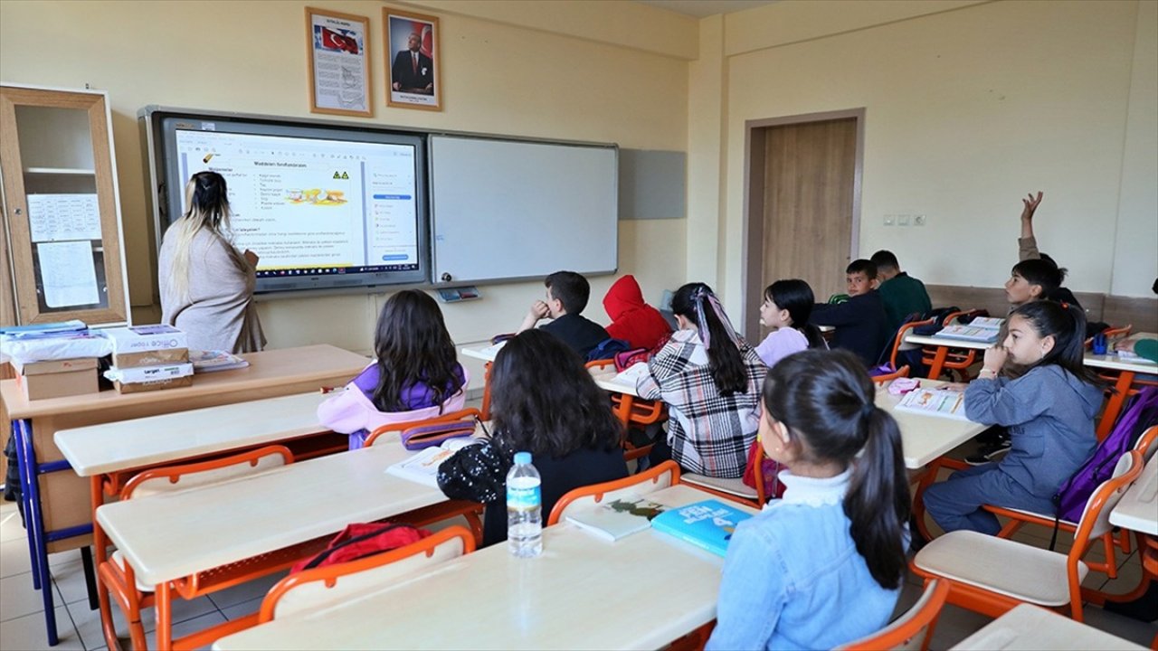 Milli Eğitim Bakanı Özer: Depremlerin ardından bölgeye kaydını tekrar aldıran öğrenci sayısı 82 bin 405 oldu