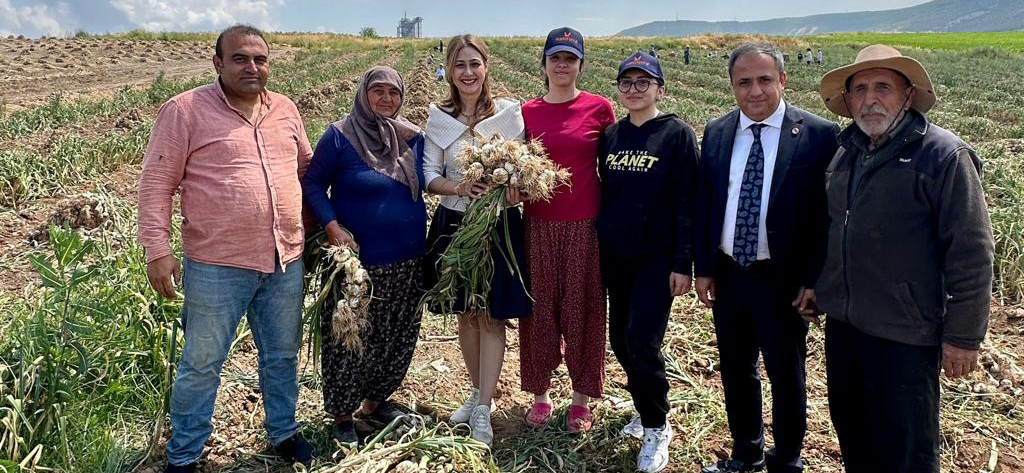 MHP Kahramanmaraş Milletvekili Karakoç Dora tarlada vatandaşla buluştu!