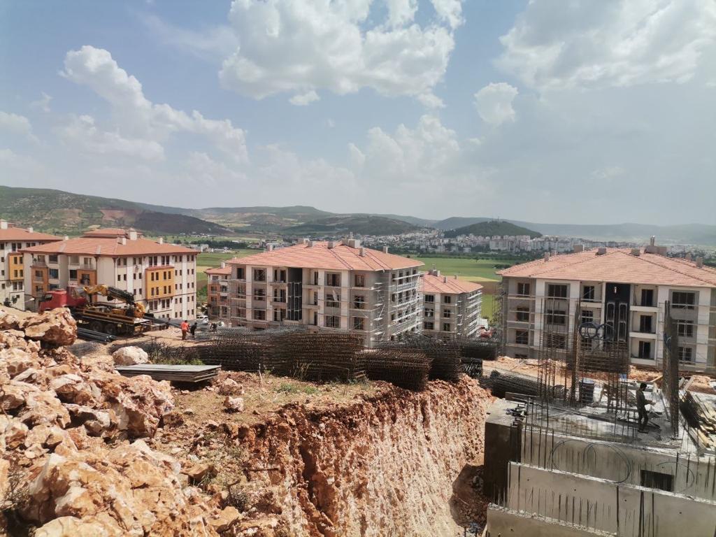 Kahramanmaraş Pazarcık’ta köy evleri hızla yükseliyor!