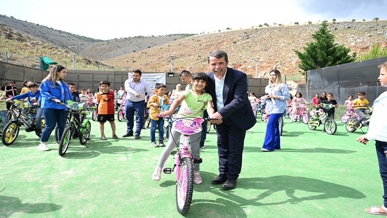 Kahramanmaraş'ın Türkoğlu Belediyesi çocukları bisikletle sevindiriyor!