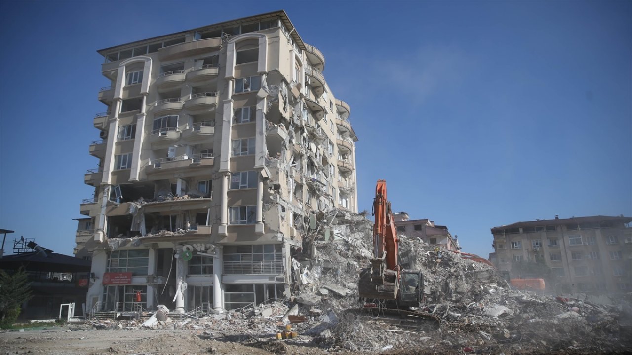 Kahramanmaraş'ta bina yıkım ve enkaz kaldırma çalışmaları sürüyor!