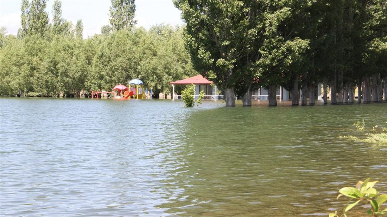 Baraj doldu taştı, piknik alanı ve sosyal tesisleri su bastı