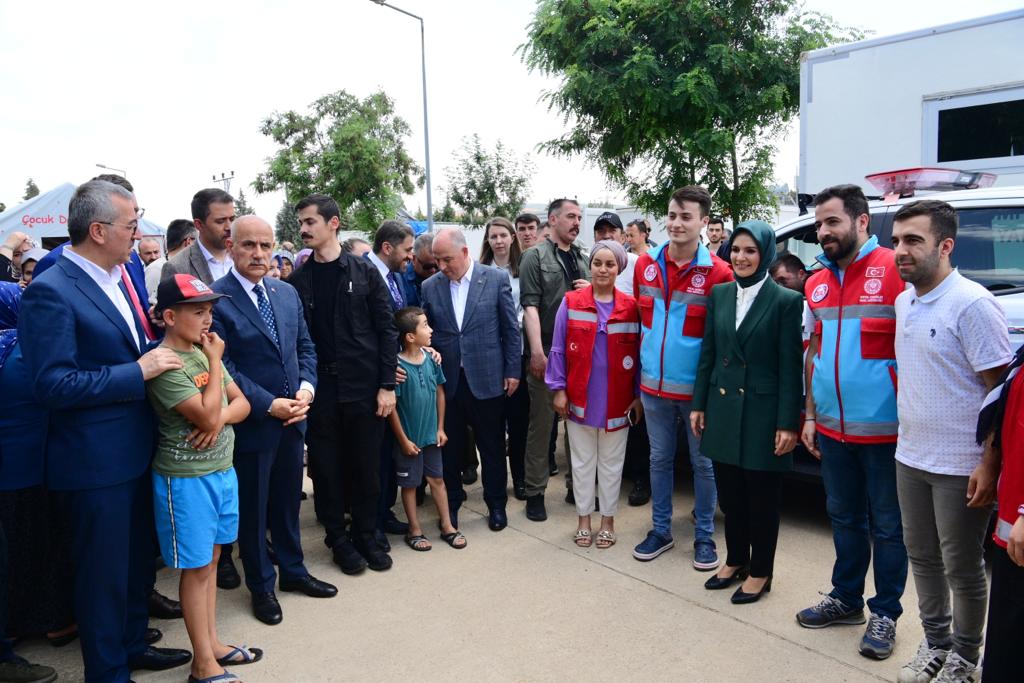 Başkan Güngör, Bakan Göktaş ile Karacasu Geçici Barınma Merkezi’ni Ziyaret Etti
