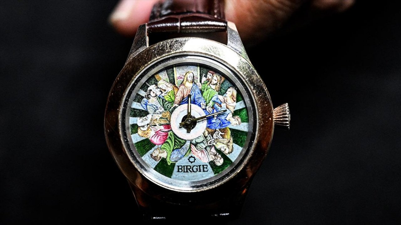 Türk sanatçı Papa'ya özel saat tasarladı
