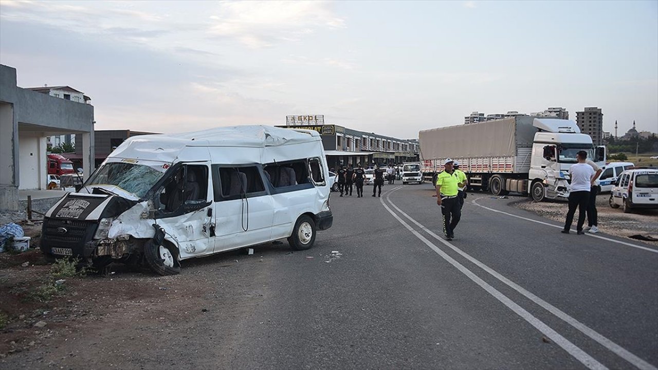 Tır ile minibüsün çarpıştığı kazada 21 kişi yaralandı!