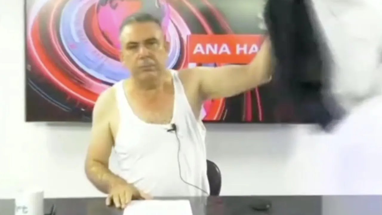 Deprem Bölgesindekilerin Sesini Duyurmak İsteyen Sunucu Canlı Yayında Soyundu!