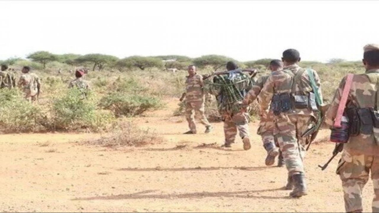 Okulu basıp 25 kişiyi katlettiler!