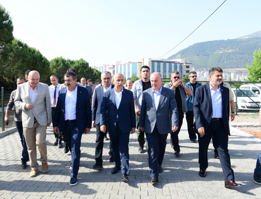 Milli Eğitim Bakanı Yusuf Tekin, KSÜ Konteyner Kenti Ziyaret Etti