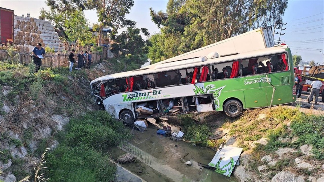 Yolcu otobüsü kamyonla çarpıştı! 1 kişi öldü, 28 kişi yaralandı