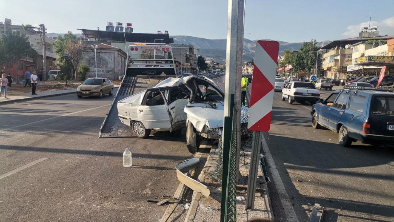 Kahramanmaraş’ta otomobil aydınlatma direğine çarptı! 3 yaralı