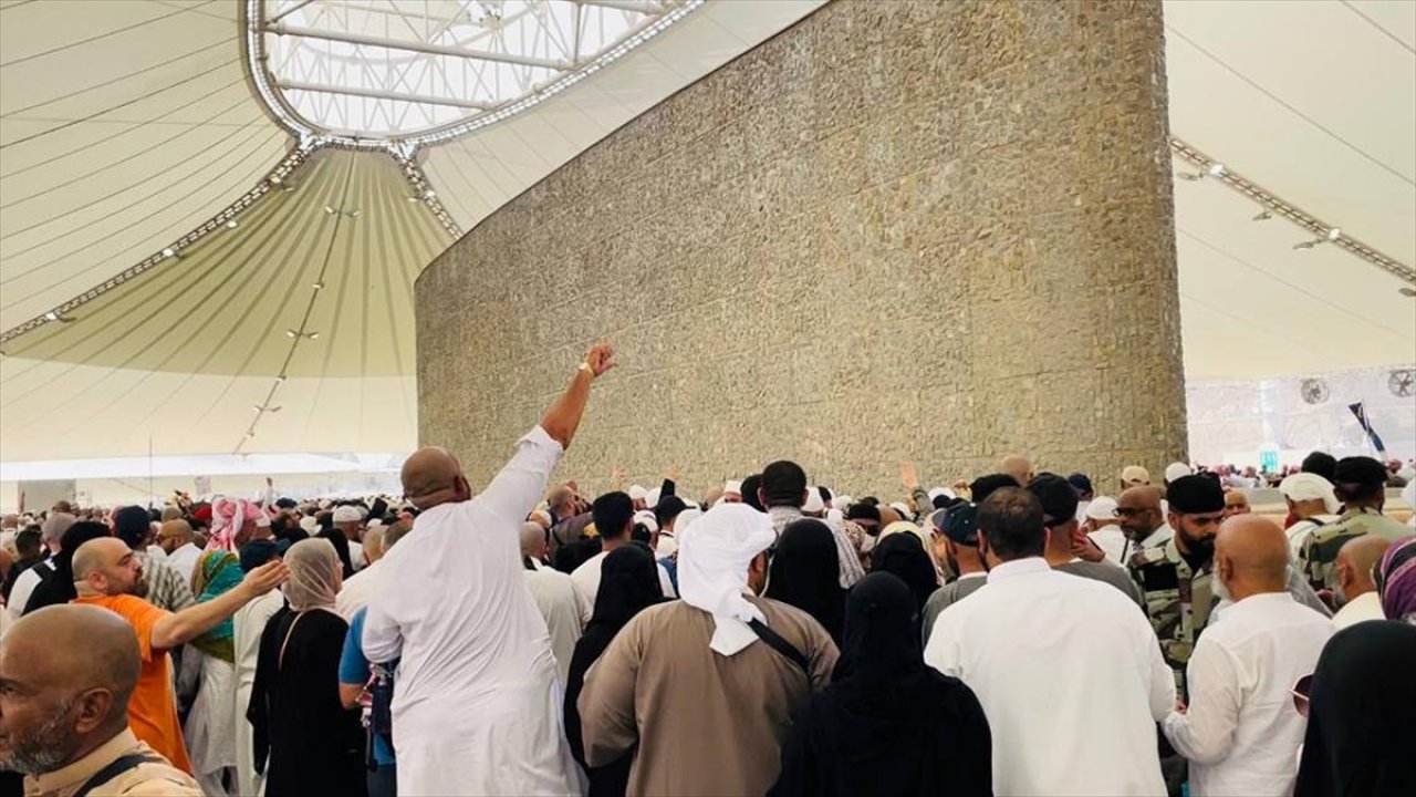 Hacılar, şeytan taşladı